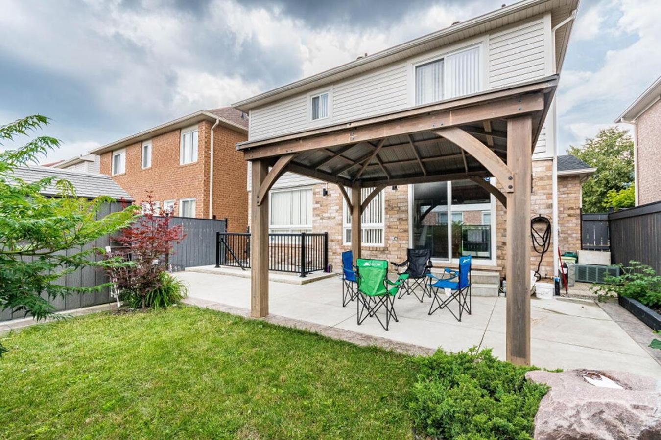 Garden 2 Bedroom Apt - Free Parking Wifi Laundry Workstation Brampton Exteriér fotografie