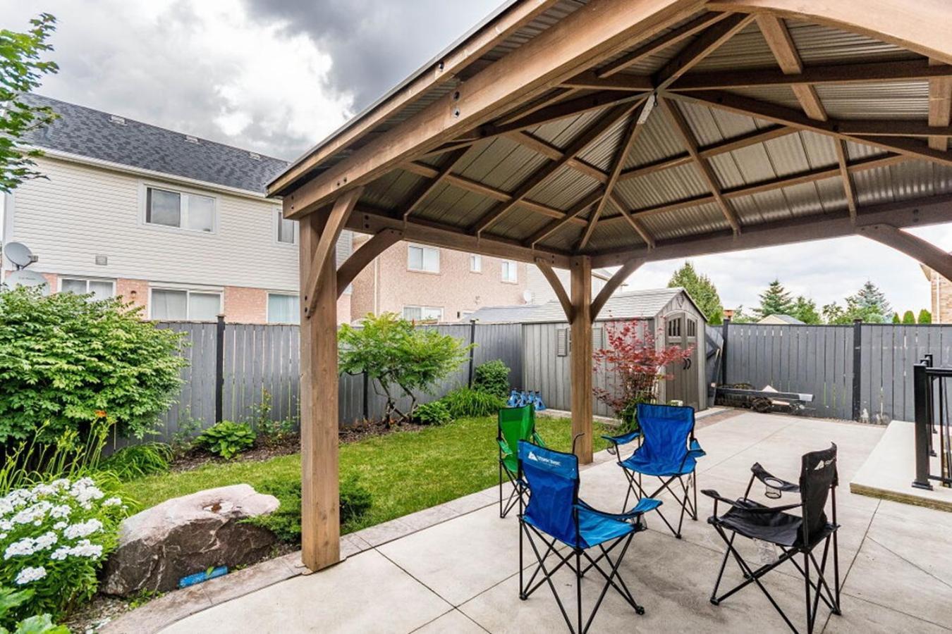 Garden 2 Bedroom Apt - Free Parking Wifi Laundry Workstation Brampton Exteriér fotografie